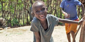 χαμογελαστο παιδι στην Αφρικη