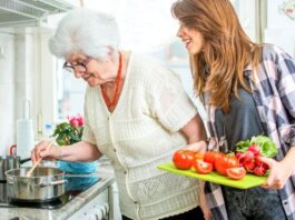 ηλικιωμένη μαγειρεύει
