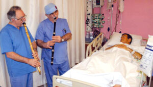 γιατροι παιζουν μουσικη σε ασθενη