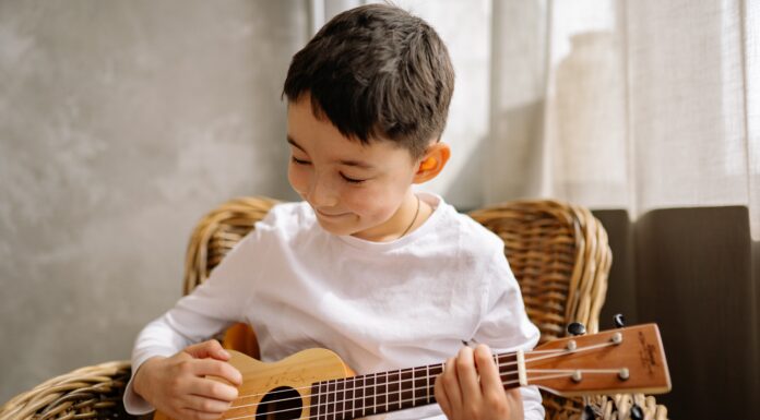 παιδακι με κιθαρα
