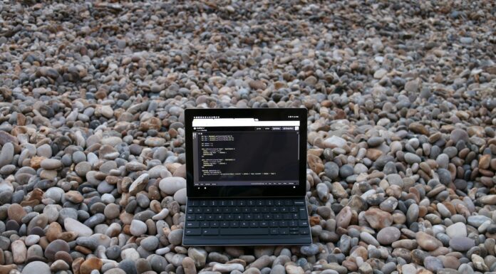 Διακοπές με laptop: Η νέα κανονικότητα και οι επιπτώσεις στην οικογενειακή σύνδεση