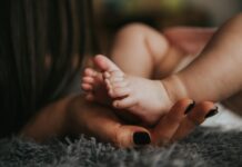 Επιλόχειος κατάθλιψη: Όταν η χαρά της μητρότητας σκιάζεται από τη θλίψη